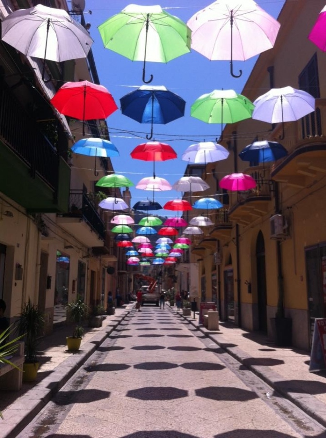 Iniziativa dei commercianti per via Crispi. Via Crispi decorata con ombrelli colorati