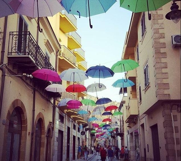 Un arcobaleno di ombrelli colora lestate. Arte e cultura, estate in via Crispi a Partinico