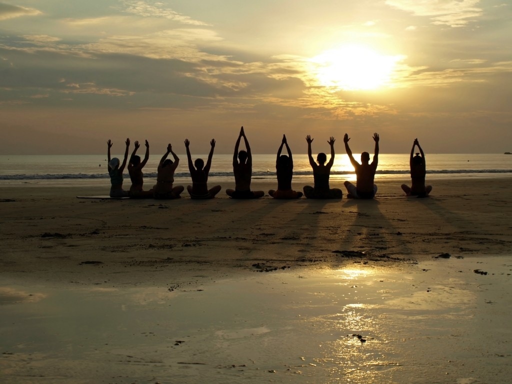 Yoga in spiaggia: lezioni di benessere
